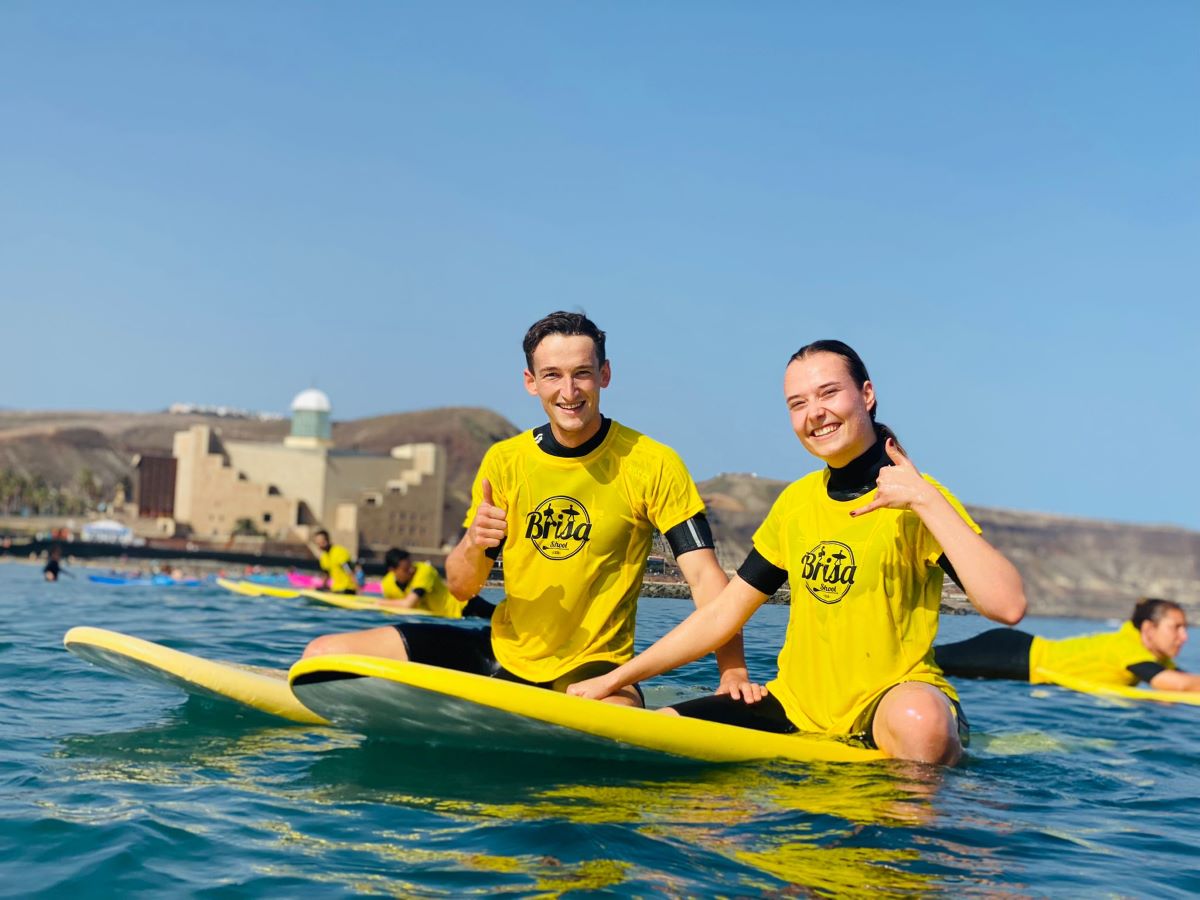 couple surfing in gran canaria